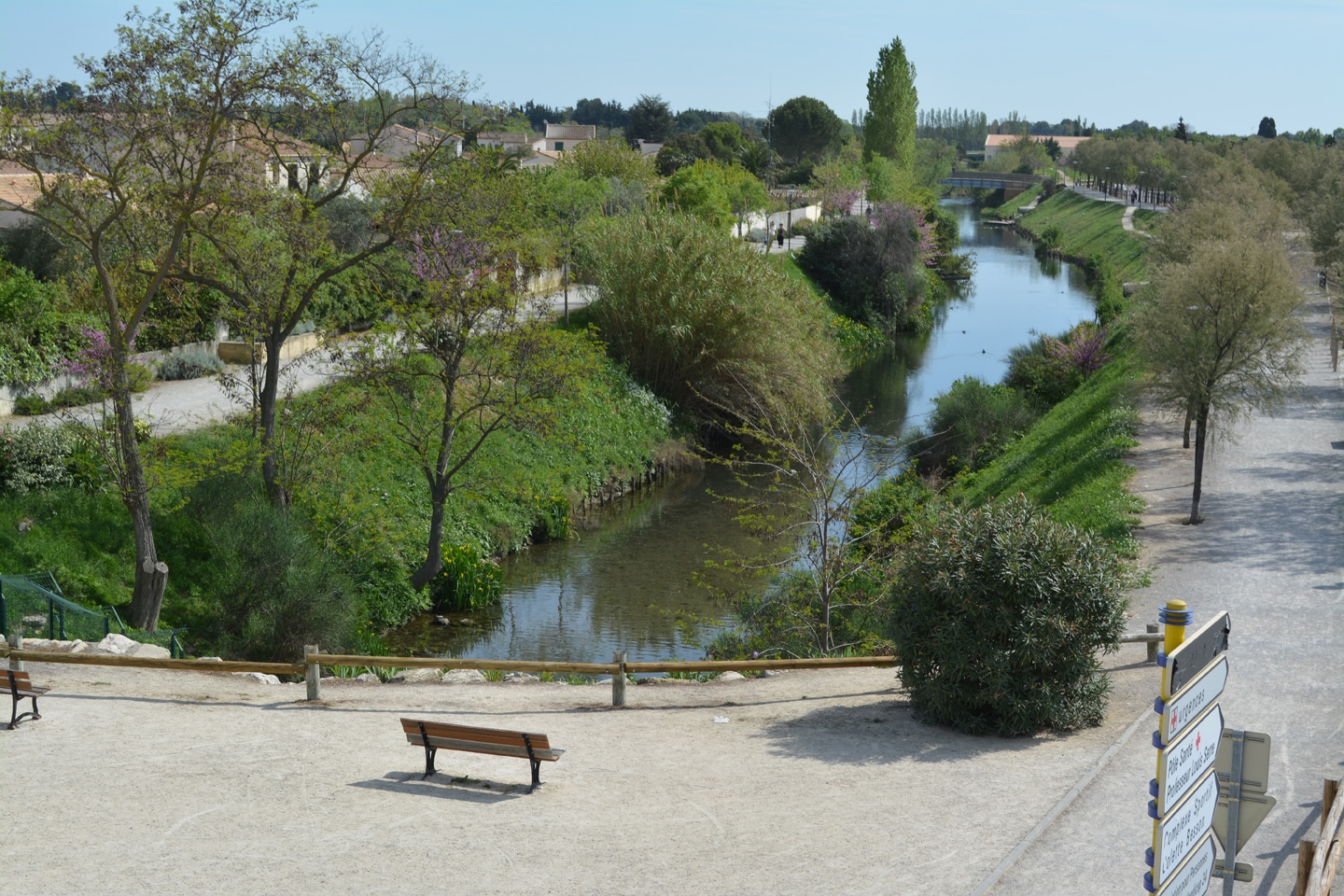 Des bancs le long du canal de Lunel