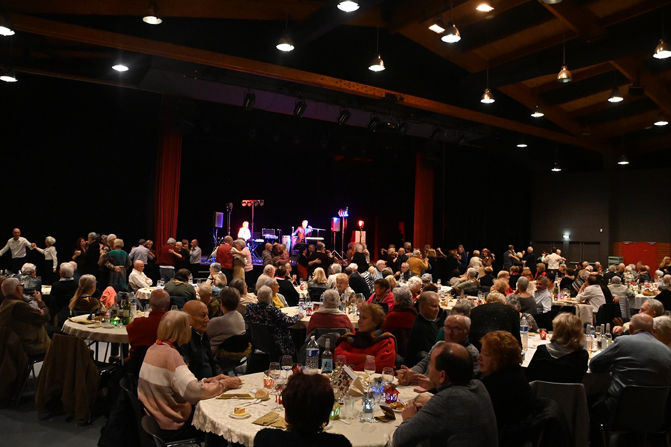 Retour en images : repas dansant de Noël du foyer