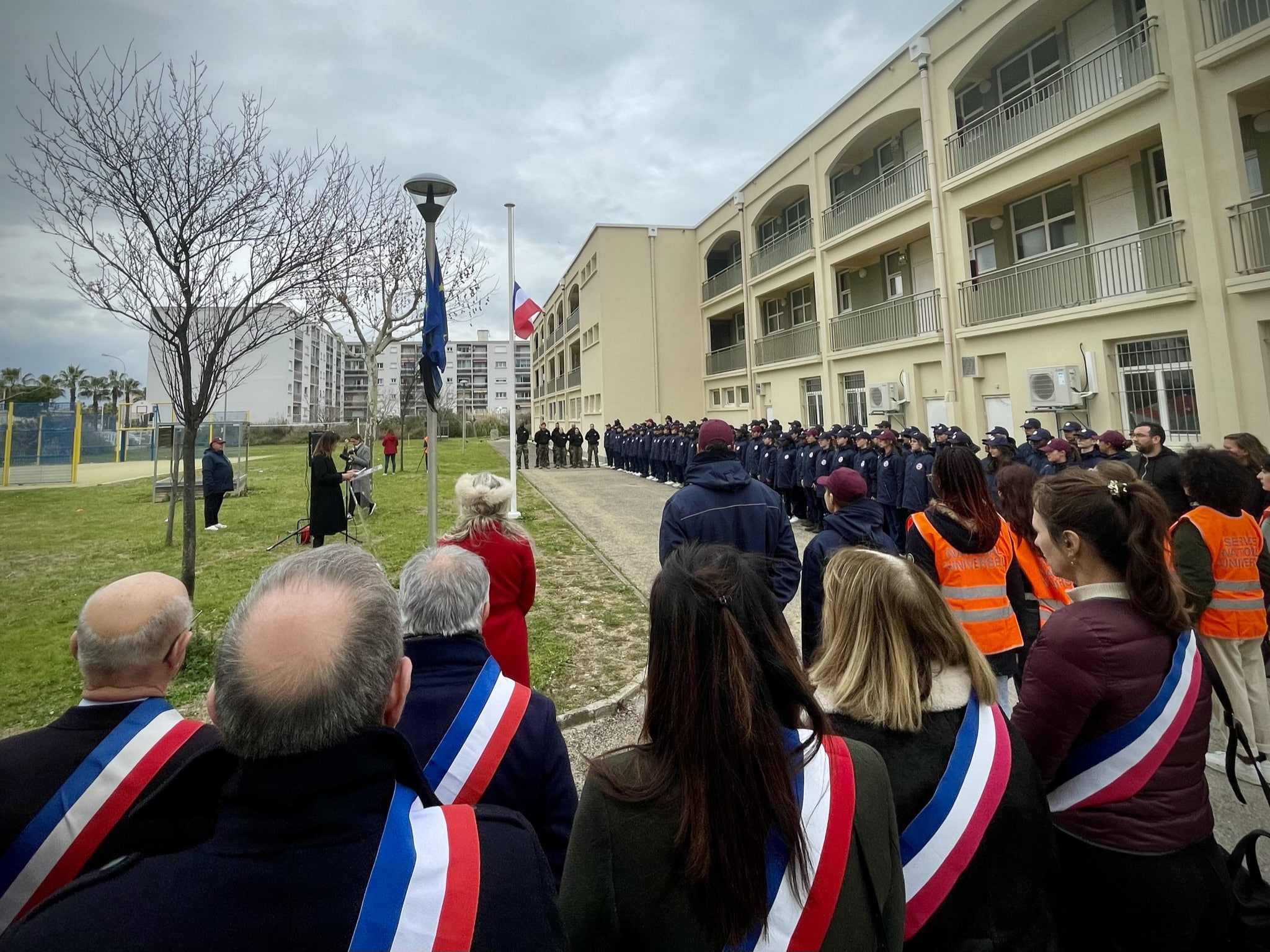 Une minute de silence en hommage à la professeure tuée