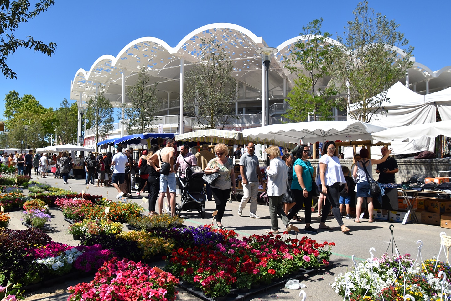 Un marché alimentaire aussi le dimanche matin !